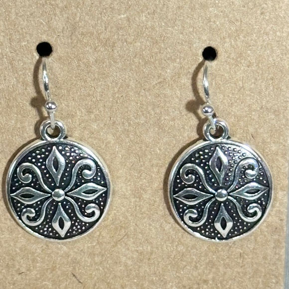 2/$20 Silver tone round disk  Celtic style filigree floral hook earrings NWOT - Picture 2 of 10